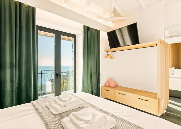 Willa Mani Theasis Stoúpa